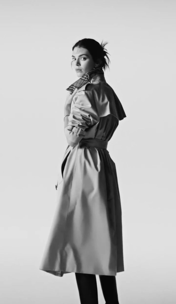 ลูกสาวลูกชายในแคมเปญเดียวกัน กรี๊ดดดดดดดดดด i love <a href="/Burberry/">Burberry</a> 😍 

#BurberryxBright 
#Burberry 
#KendallJenner #bbrightvc