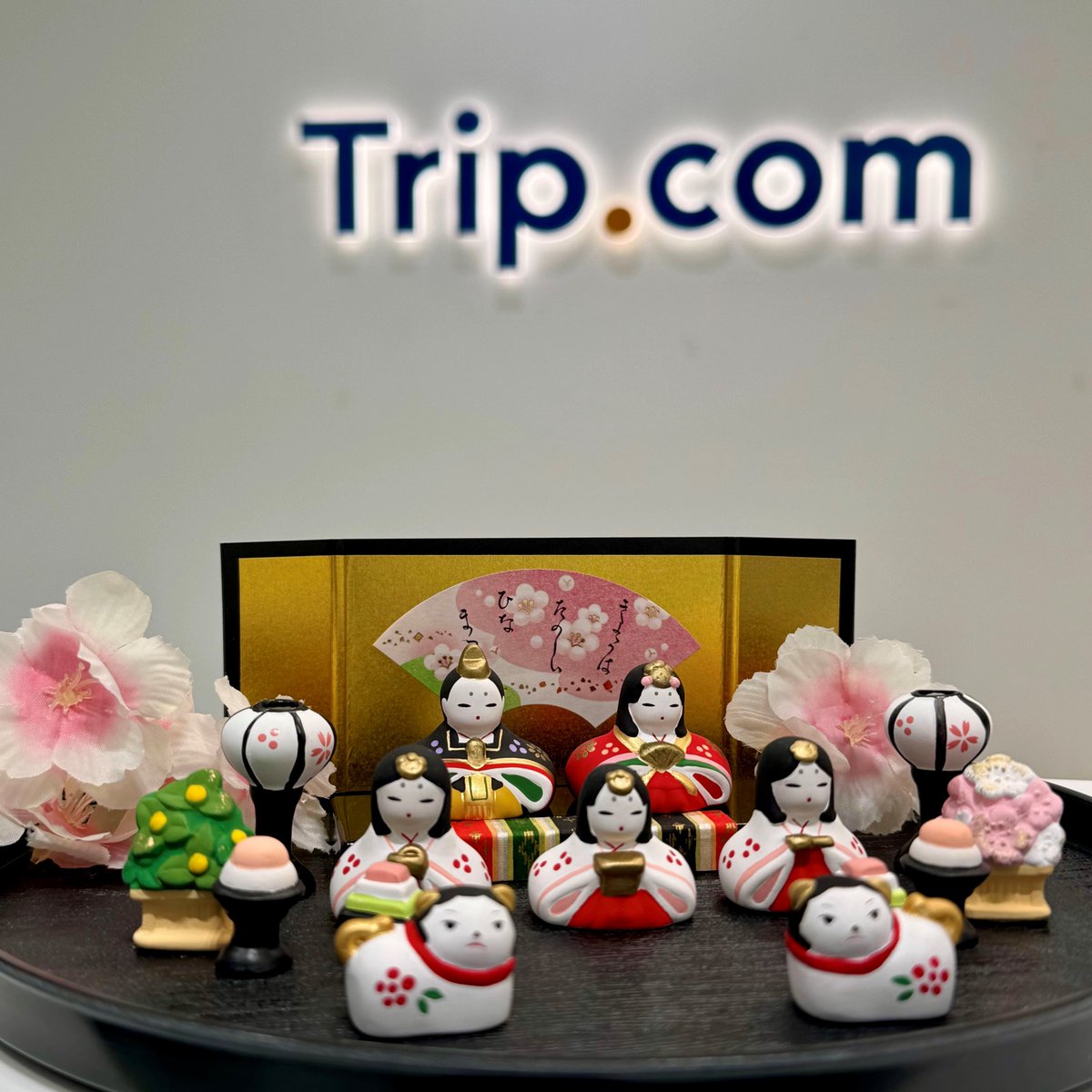 🌸 桃の節句 🌸
春の訪れを感じるこの季節。
JPCCでは、社員の皆さんが笑顔で特別な日を迎えられるよう、ささやかながら心温まる福利厚生をご用意しました🎁
✨ 本日のお楽しみ ✨
・春らしく華やかな和スイーツ
・ハンドクリーム＆入浴剤セット
（ほっこり癒しのアイテムです🧴🛀）