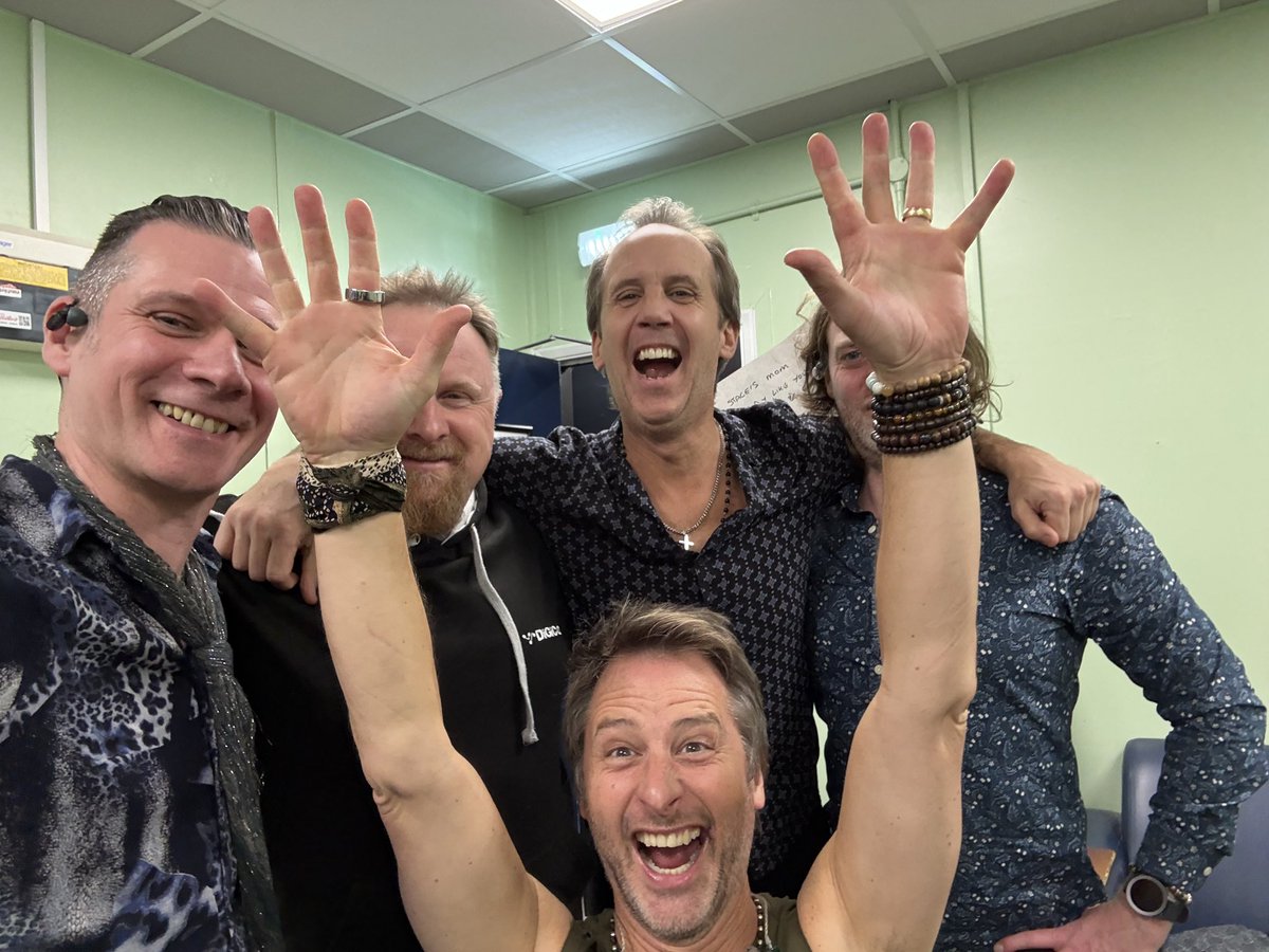 martindkennedy's tweet photo. Had a lot of fun with the Sunday Survivors in Skegness last night; what a way to end the week π€π»πΈ
#adultweekend #sundaysurvivors #backstage #guitarist https://t.co/AurXNFKURV