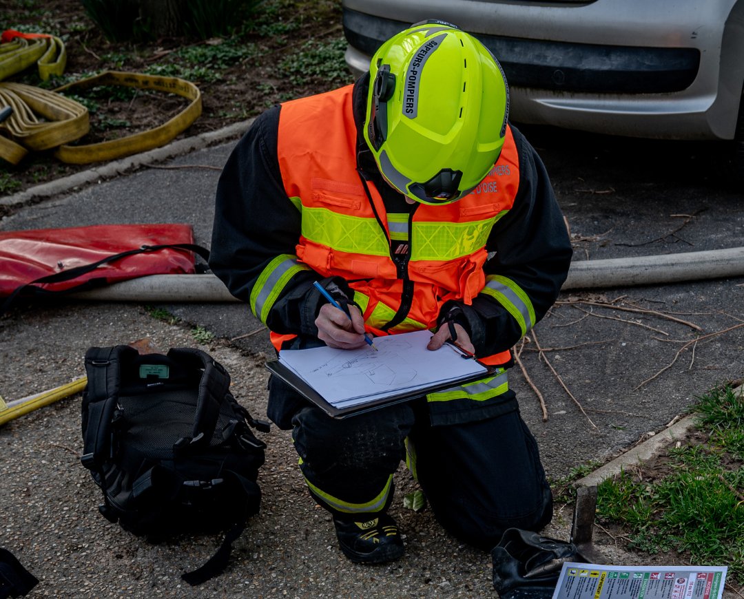 Sdis_95's tweet image. [Retour sur #Intervention] 🚨 Incendie à Louvres

👉Le 23 février dernier, les sapeurs-pompiers du Val d’Oise ont été mobilisées pour un feu de parking sous-terrain, à Louvres.

L’action rapide des secours a permis de limiter la propagation du sinistre, au moyen d’une lance à
