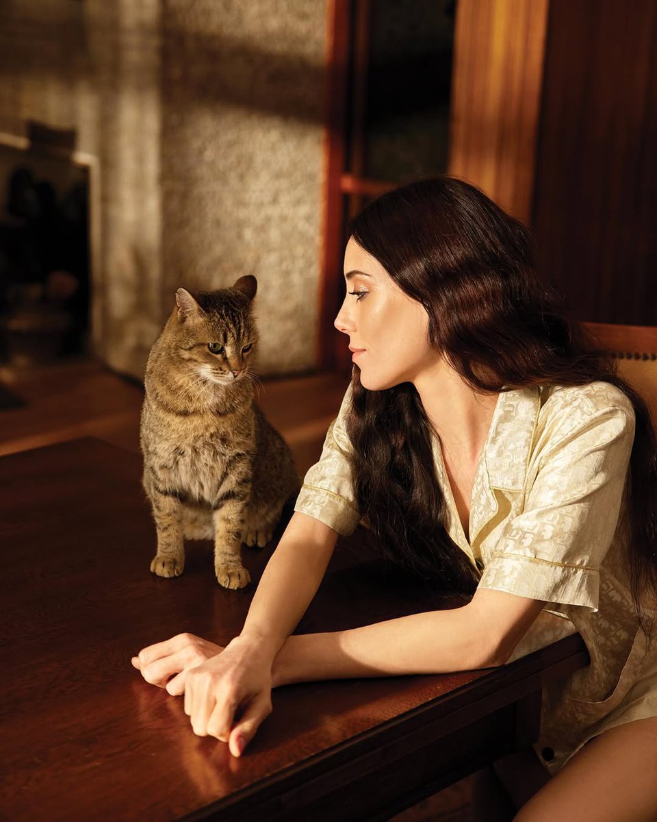 Cansu Dere:

“Hayvanlara bayılıyorum. Bana iyi geliyorlar. Kedilerim bende biriken o manasız enerjiyi alıyor. Hayvanların olmadığı bir dünya hayal edemiyorum.”