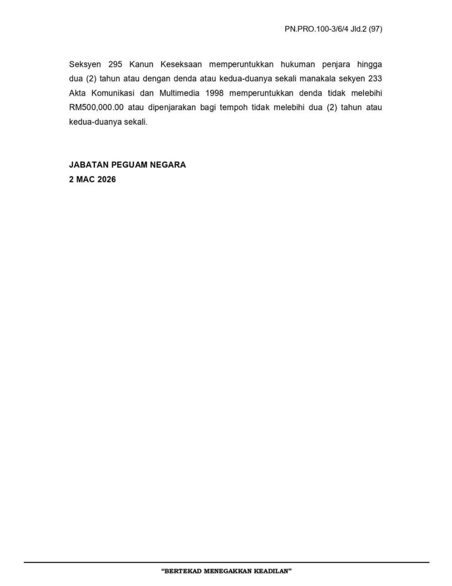 _AmranFans's tweet photo. Jabatan Peguam Negara dah pun putuskan Vikneswaran yang pijak Al Quran tu akan didakwa di mahkamah esok di bawah akta : -

1) Seksyen 295 Kanun Keseksaan Akta 574 (penjara hingga 2 tahun)

2) seksyen 233 akta komunikasi & multimedia 1998 (denda tidak melebihi RM500 ribu atau penjara tidak melebihi 2 tahun)