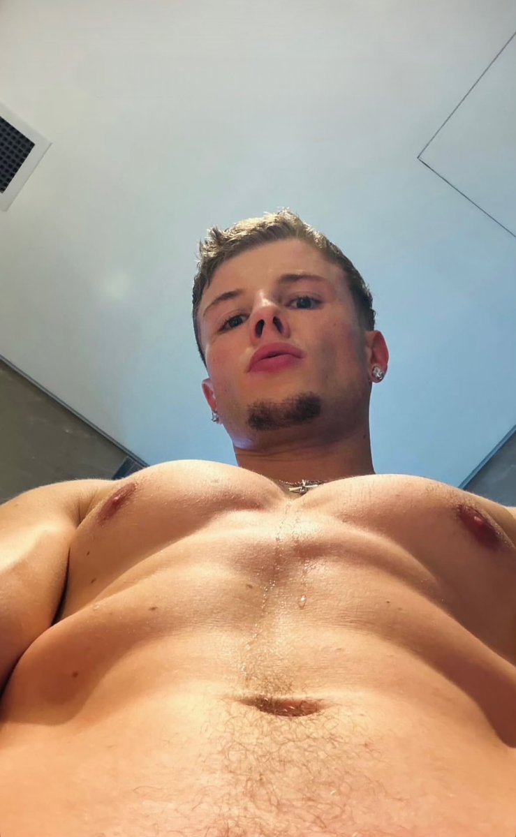 Benjaminhilton tweet media