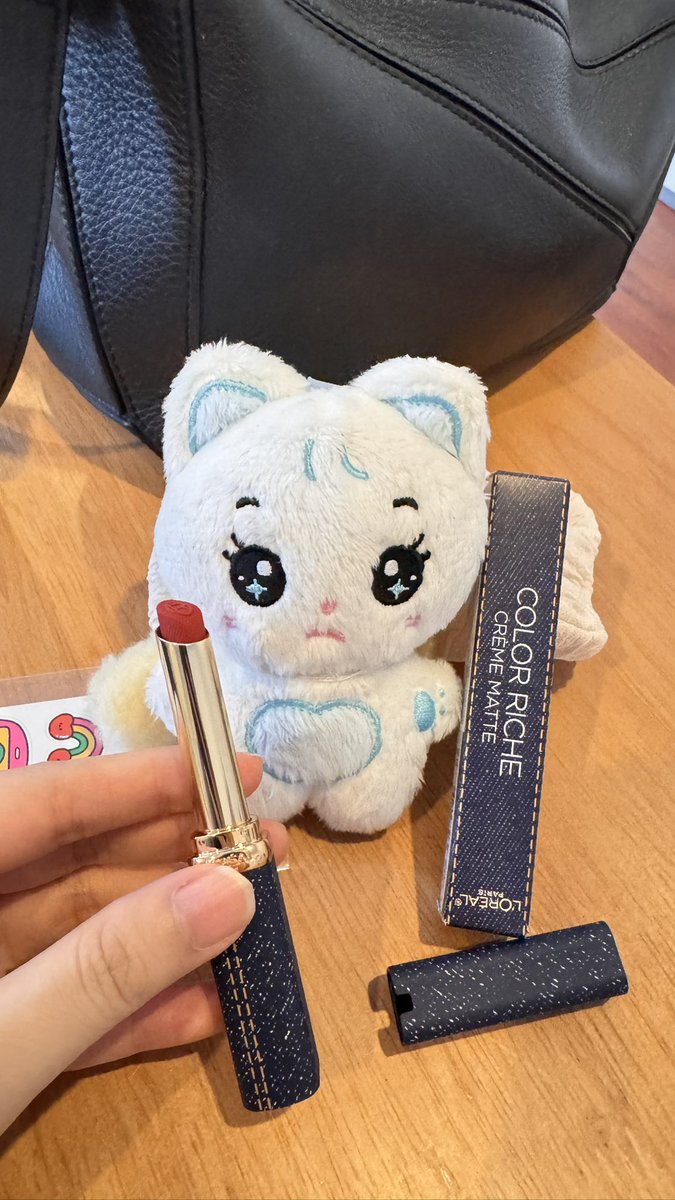 ppbebe2435's tweet photo. ซื้อตามน้องเอเอแล้วนะคะ ของมันต้องมี ได้ลองแล้วสีคือทาแล้วหน้าสว่างมากก เหมาะกับหน้าร้อนแบบ 101010
#AAashirakorn #AAMadeMeBuyIt
#LOrealDenimColorRiche #LOrealMakeupTH #LOrealParisTH https://t.co/pwCCh1sZTS