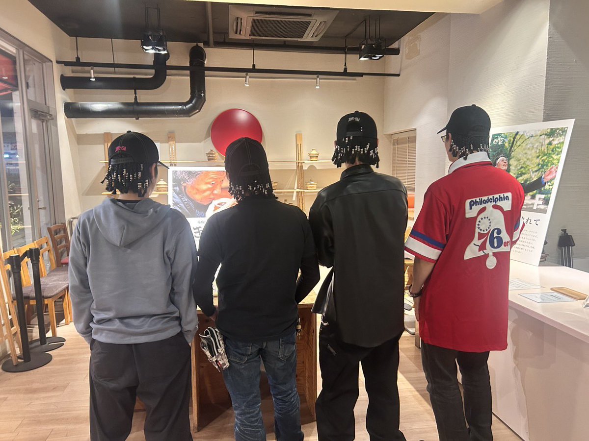 diggy_jo0814's tweet photo. 2026.3.1②　S.O Cruオフ会
Bro.Hi氏が店長の、四季菜（東京都羽村市）にて（その２）❗️

Diggyが4人に（笑）

そして色んな方から、一緒お願いしますって言われた😅
気付いたらFlyte Tymeのジャケに着替えてた（笑）

#souldout
#diggymo
#Brohi
#四季菜
#東京都羽村市 https://t.co/dQvc5ILm5y
