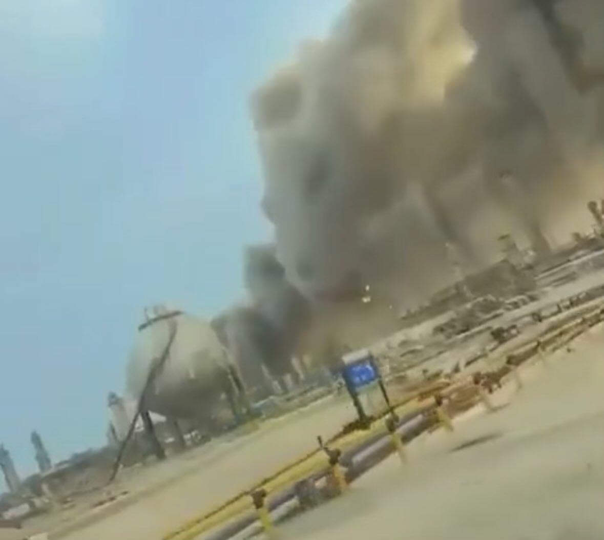 Die wichtigsten Meldungen der letzten Stunden zum Iran Konflikt:

- Iran greift die Aramco-Raffinerie Ras Tanura in Saudi-Arabien mit Shahed-136 Drohnen an. Feuer ausgebrochen, Raffinerie vorübergehend stillgelegt. Kapazität: 550.000 Barrel pro Tag. Einer der größten