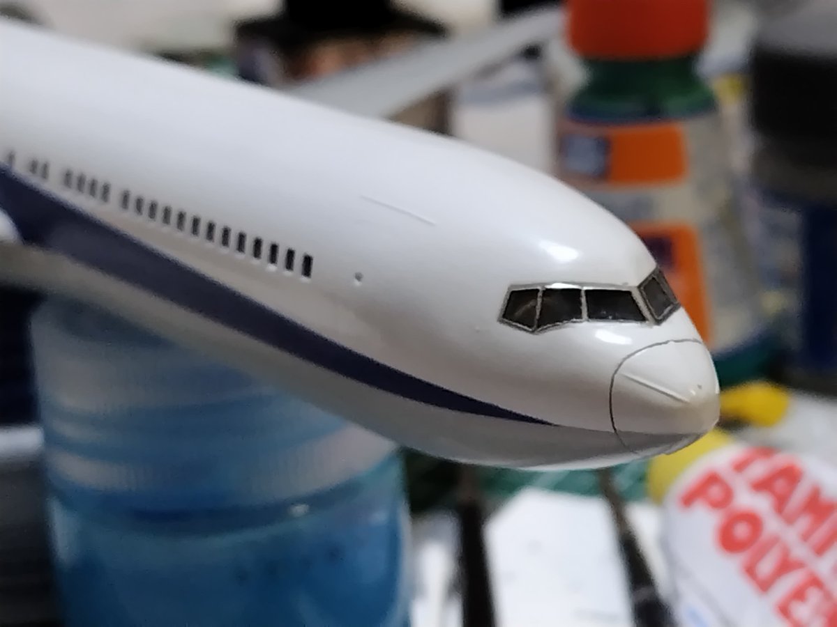 kd618a's tweet photo. ハセガワから作るJA609A

機体塗装が完了し、無事ANAの飛行機へと変身しました !

デカールだとラインの位置決めが難しいですが、今回は窓が生きているので綺麗に引くことができました︎︎👍

引き続きコロガードやフラップも塗っていきます ! https://t.co/AnPIGaXHv4
