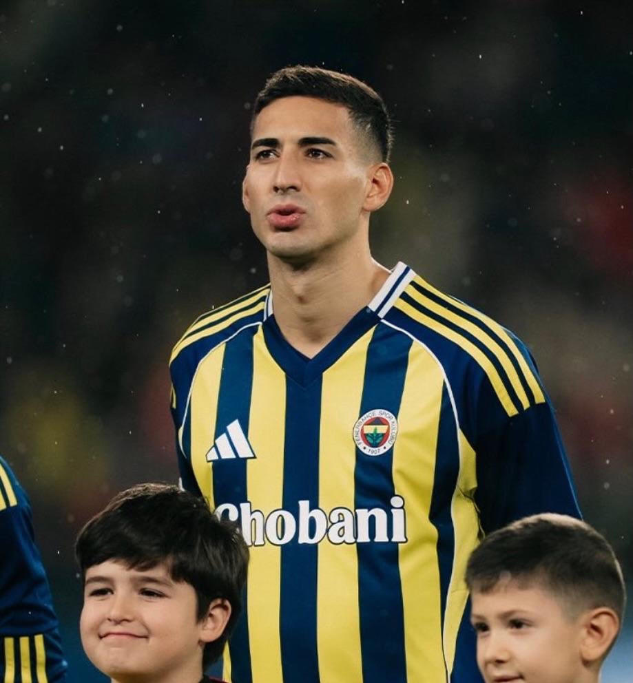 fbsavasciruhu's tweet photo. 5 orta açmışsın, isabetin yok.
16 kere top kaybetmişsin.
1 tane hava topu kazanamamışsın.
Auta giden topu bırakmışsın.

Bu kadar rezaletten sonra bir de çıkıp sağa sola saldırıyorsun. Haddini bil! https://t.co/52yd1vEnmS