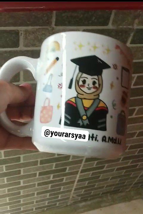 yourarsyaa's tweet photo. — Mug Custom

• ini kado wisuda buat temenku, kata dia bagus cetakannya (sampe minta spill toko😭)
• pilihan desainnya banyak, lucu-lucu😭🤏
• bisa request ucapan juga
• harga ramah kantong anak kos but kualitas OKE bgt‼️✨
🛒https://t.co/zle9y1mNAD https://t.co/dR2xHkQr0v