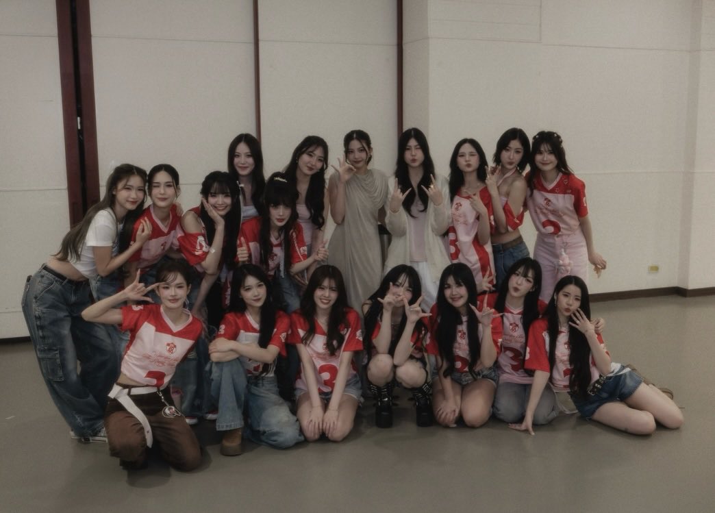 — [🦕📸] peystagram post 1/4

"หากเปรียบดังฤดูกาลที่เหงาใจ เธอคือลมที่ฉันคิดถึงในหน้าร้อน"

this is so true. whenever i feel down or lonely, you guys are the ones i miss the most. maybe it's because "home is where the heart is"- and for me, it has always been you guys

thanks for