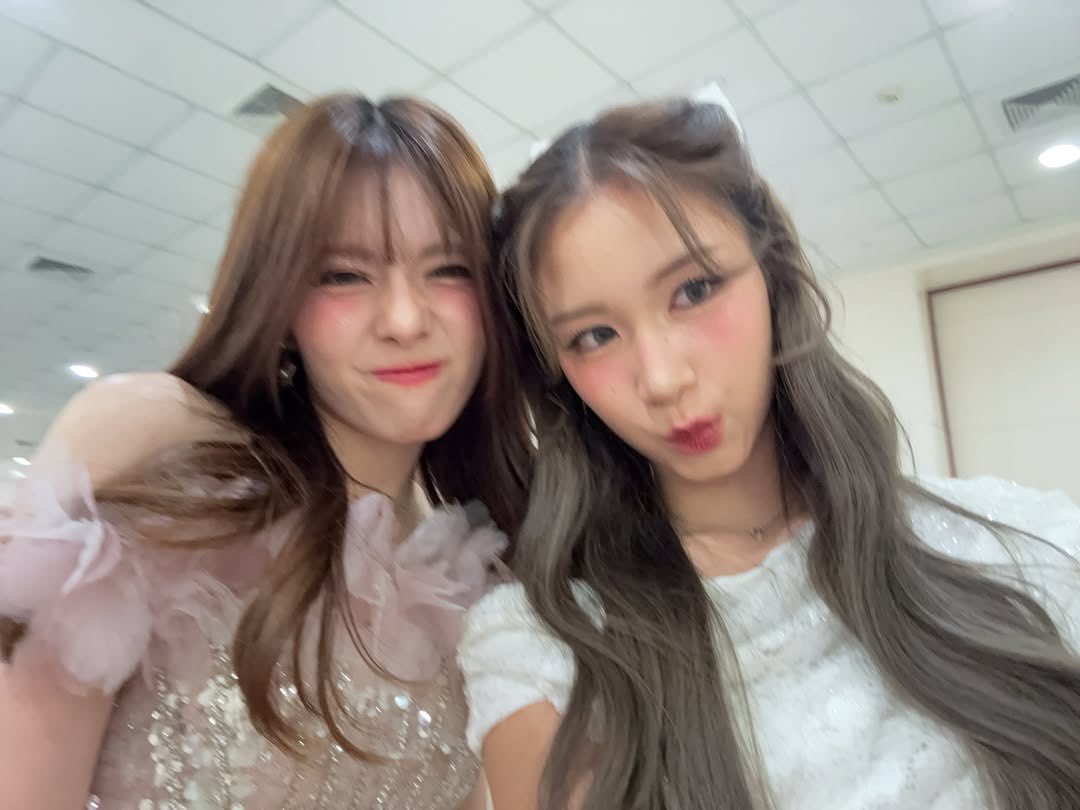 — [🦕📸] peystagram post 3/4

"หากเปรียบดังฤดูกาลที่เหงาใจ เธอคือลมที่ฉันคิดถึงในหน้าร้อน"

this is so true. whenever i feel down or lonely, you guys are the ones i miss the most. maybe it's because "home is where the heart is"- and for me, it has always been you guys

thanks for