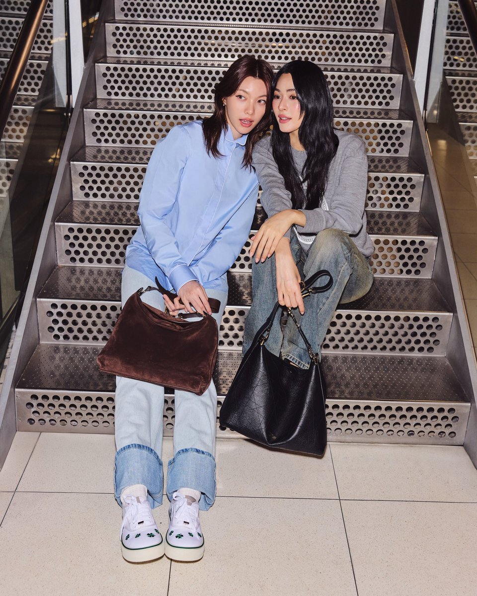 พาส่องแอร์พอร์ตลุคของ 2สาวสวย​ "หลิง-ออม" House Ambassador ของ Dior เตรียมบินลัดฟ้าสู่กรุงปารีส เพื่อร่วมชมแฟชั่นโชว์ Dior Autumn/Winter 2026-2027​

LINGORM TAKEOFF TO DIORAW26
#LingOrmDiorAW26APTLook
#LinglingKwong #OrmKornnaphat 
#LingOrm #หลิงออม
#Dior #DiorAW26