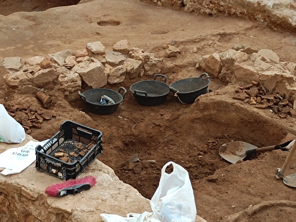 bdncom's tweet photo. ⛏️​ Quina troballa!

​​🧱 Aquestes són les restes que han aparegut recentment al carrer de Sant Felip i de Rosés de #Badalona, entre la Casa de l'Heura i l'autopista.

​👀​ Els passejants s'han mostrat sorpresos aquests dies davant les dimensions de les restes, que es poden veure a peu de carrer.