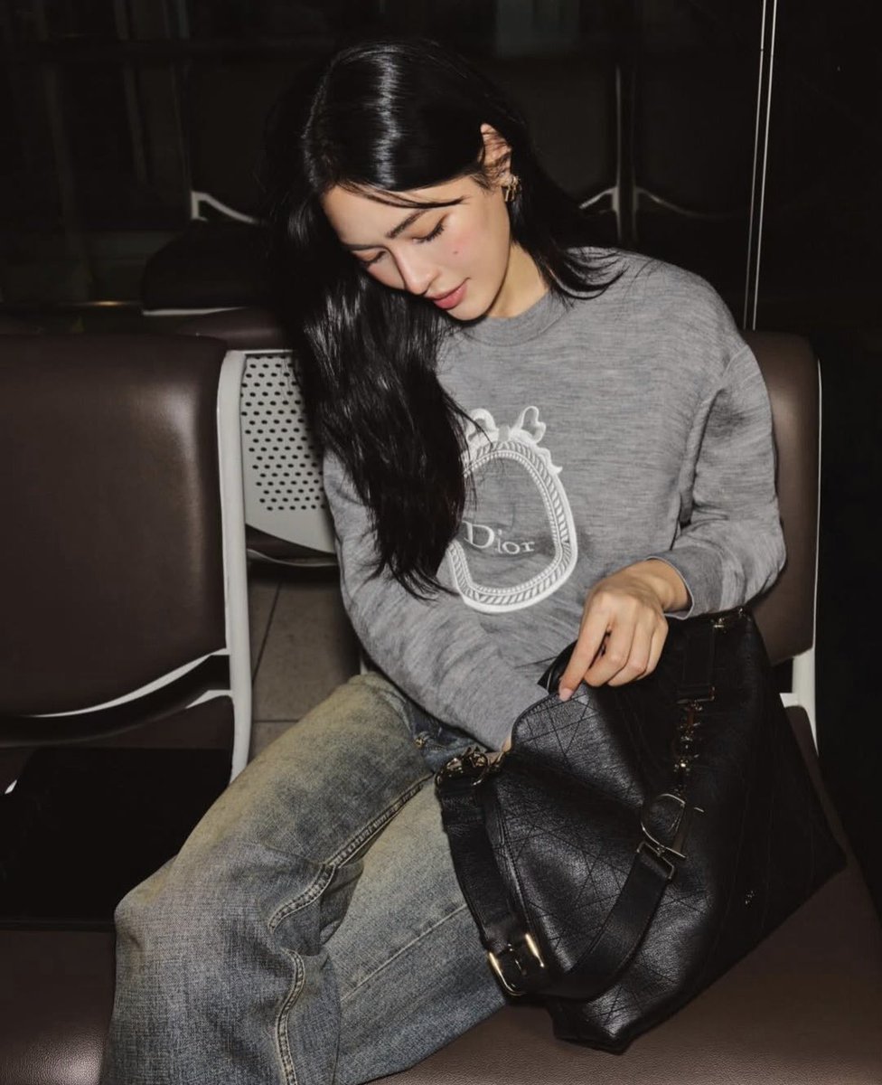 สาวสวย! พาแอร์พอร์ตลุคของ "หลิงหลิง คอง" <a href="/linglingsirilak/">linglingsirilak</a> ในฐานะ Dior Brand Ambassador เตรียมออกเดินทางสุ่กรุงปารีส เพื่อเข้าร่วมชมแฟชั่นโชว์ Dior Autumn/ Winter 2026

LINGORM TAKEOFF TO DIORAW26 #LingOrmDiorAW26APTLook 
#LinglingKwong 
#Dior #DiorAW26 #PFW 
<a href="/Dior/">Dior</a>
