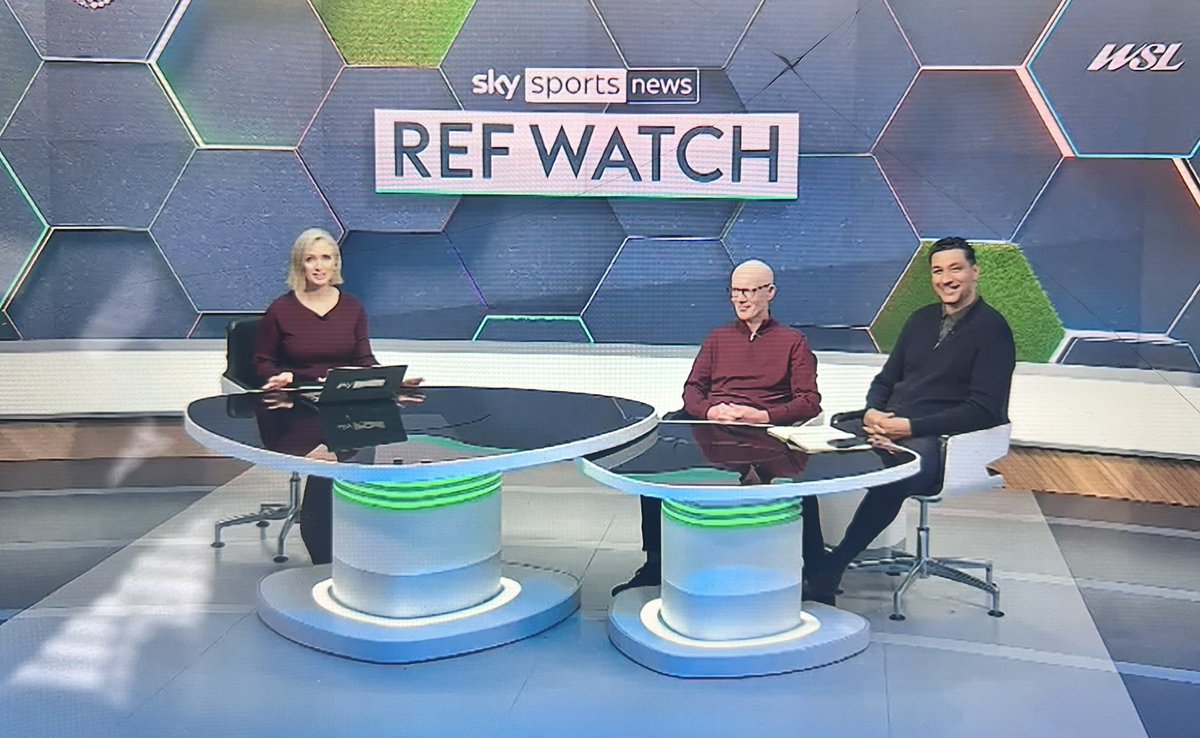 DC___6's tweet photo. How has the #BOUSUN game not made it onto #refwatch this morning? Plenty of incidents throughout the game to debate. However, they’ve managed to drift into League 2 to show Ian Holloway being sent down the tunnel…🤨🤔🤦🏼‍♂️ https://t.co/QaHQ5HYGW7