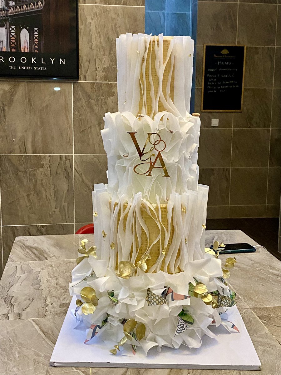 YdalPastries's tweet photo. “Thème : African Chic ✨

Une pièce montée pensée comme une œuvre.

Décoration entièrement façonnée en wafer paper.
Une architecture moderne,
une identité africaine affirmée,
un goût à la hauteur de la beauté.
Merci pour la confiance.

Dla logpom 694415999 https://t.co/6KHdnl0yMd