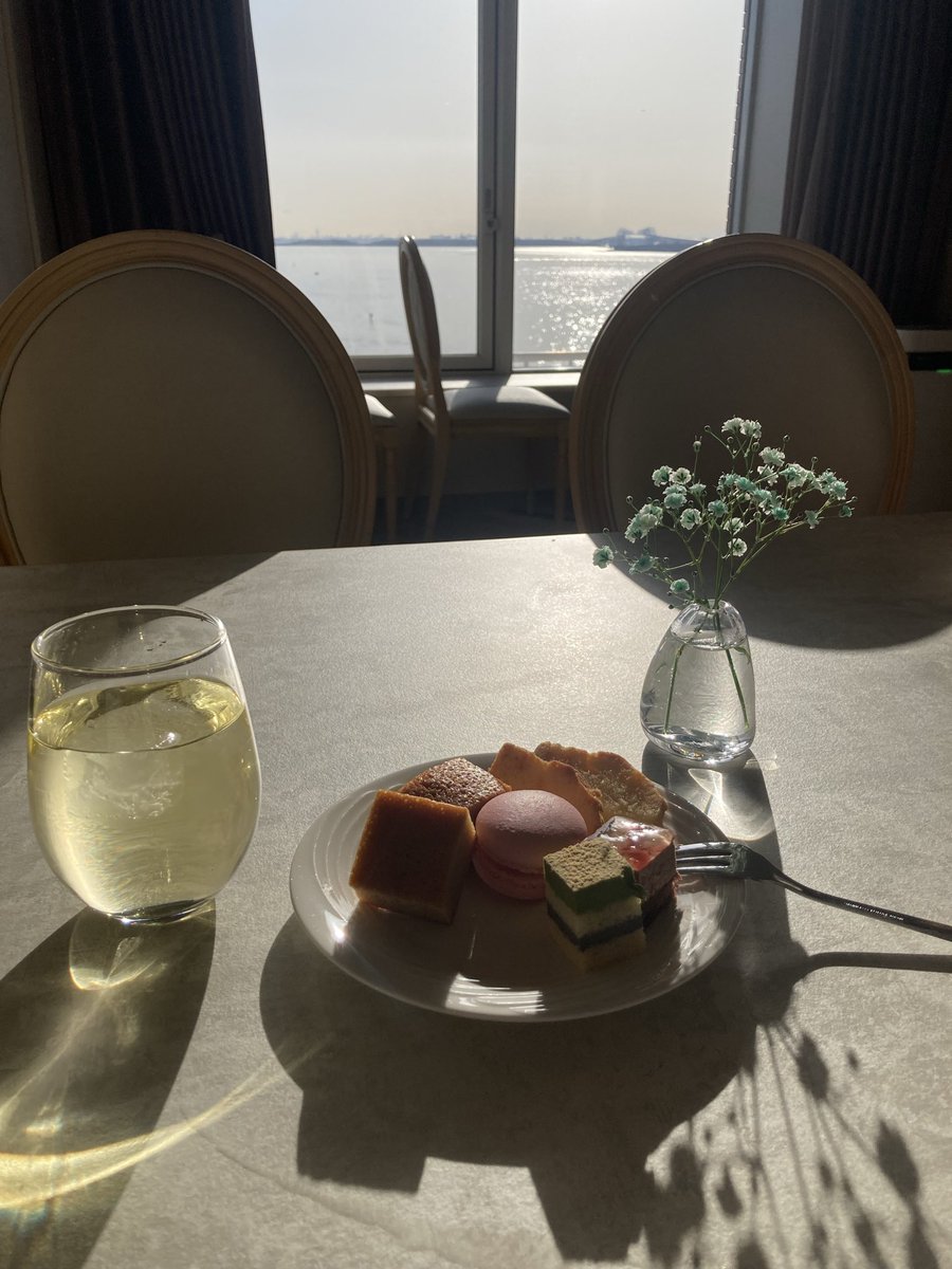 chuni_rkc's tweet photo. 25歳になっちゃったんだよね。インパしないで舞浜でラウンジでゆっくりて思ってたけど食べるのに大忙しでした😋 https://t.co/ziWbez8EwR