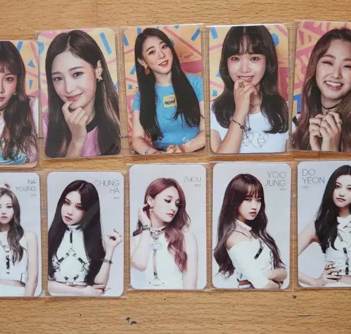 그시절 아이오아이 포카 장지갑에도 안들어갈 크기에다가 네이버프로필그대로옮겨온 수준이었는데 언니들 요즘엔 포카백장나오고 유닛포카까지 있는 거 알고있겠지? 막내한테 반포자이포카찍는법 강습받아오세요