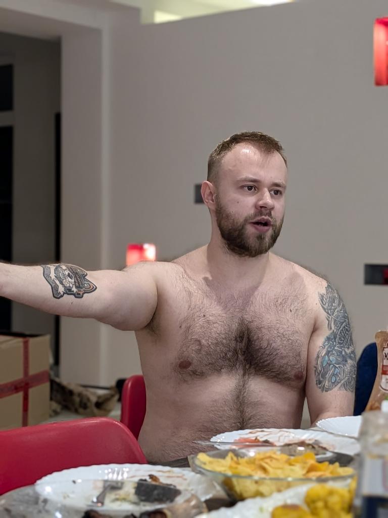 И вот как выгляжу будучи сильно пьяным 😂 я хз что там втирал)
Ещё толстенький 🥲🥲🥲