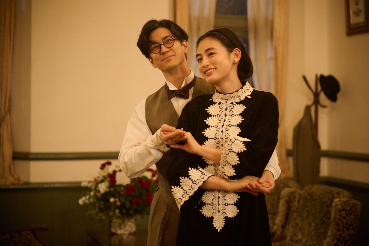 oricon's tweet photo. 八木莉可子×中島裕翔
ドラマ『森英恵 Butterfly beyond』
＼場面写真先行公開／

夫婦愛あふれるダンスシーンなど
美ショット続々📸
https://t.co/ZqADTgMKKo

伝説の《菊のパジャマドレス》降臨✨️
運命のショーを再現した名シーンも https://t.co/NtfiUT72hb