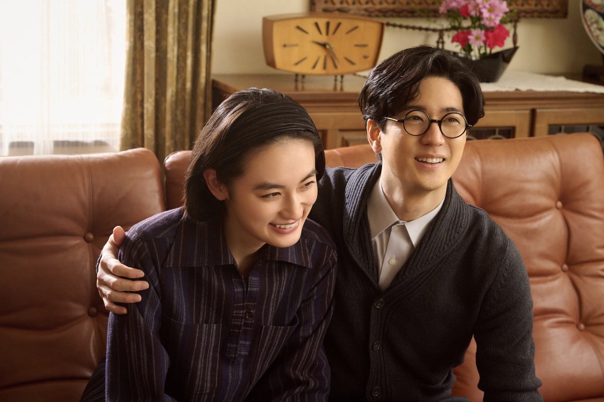 oricon's tweet photo. 八木莉可子×中島裕翔
ドラマ『森英恵 Butterfly beyond』
＼場面写真先行公開／

夫婦愛あふれるダンスシーンなど
美ショット続々📸
https://t.co/ZqADTgMKKo

伝説の《菊のパジャマドレス》降臨✨️
運命のショーを再現した名シーンも https://t.co/NtfiUT72hb