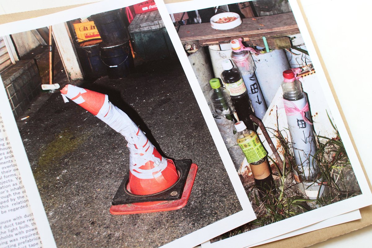 ReStock

家はガムテープで直せる
/前川光平

¥3,500
crevasse.buyshop.jp/items/94285823

郊外で遭遇する奇妙なオブジェたち
執拗なその造形に創作者の美的判断を感じるが、これらがアートだと自認したことは恐らくないだろう
彼らは目的を超えた、あるいは見失った先で毒々しい花をアートと違う場所で咲かせる