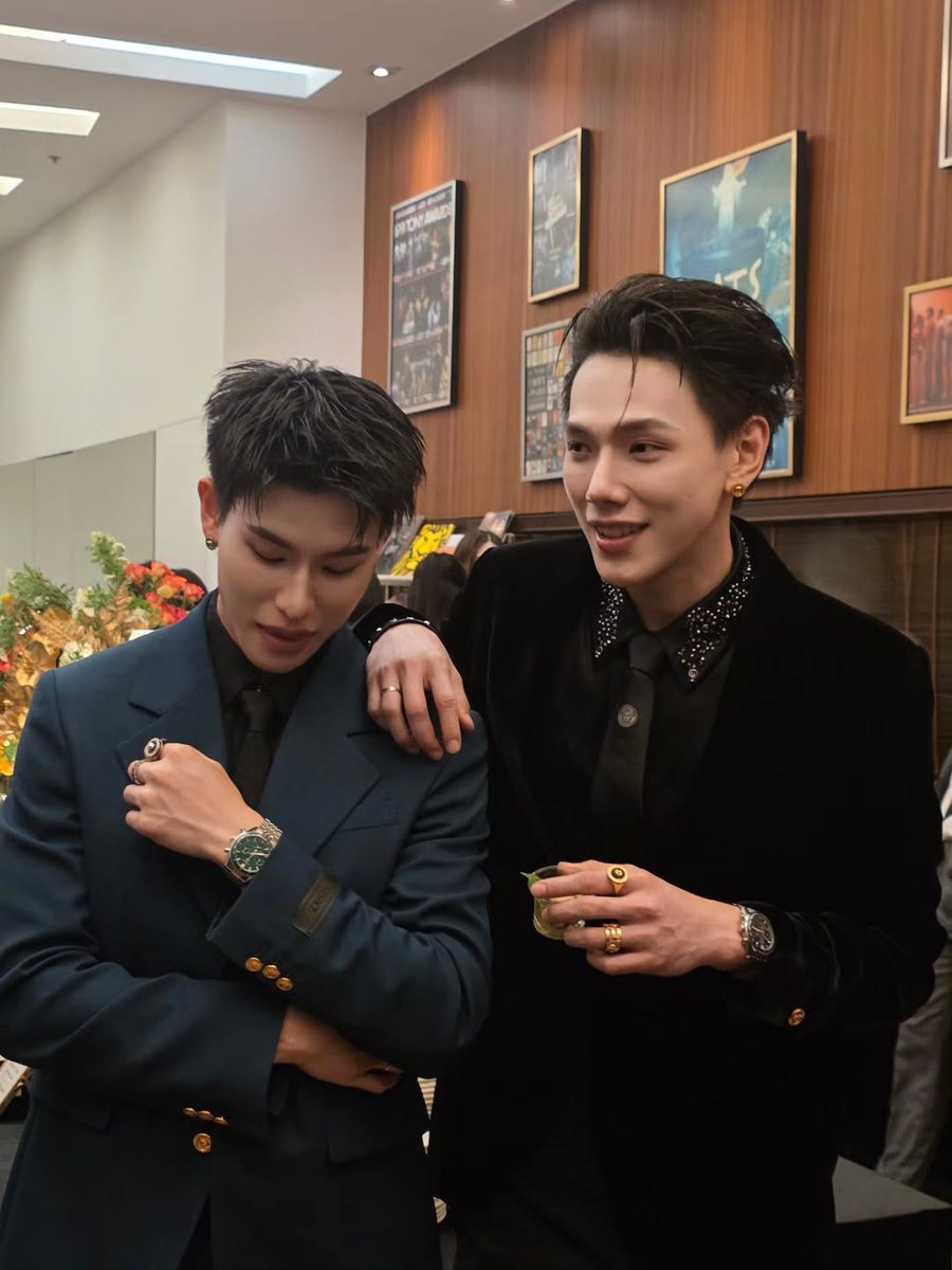 โปรเจ็คใหม่ของอู๋โร้ดปีนี้คือร่วมกับแบรนด์นาฬิกาลักชูอย่าง TAG Heuer อ่ะ ฮืออออออออใครเข้าใจบ้าง TAG Heuerอ้ะทุกคน ภูมิใจมาก😭😭

#DaouOffroad #ต้าห์อู๋ออฟโรด