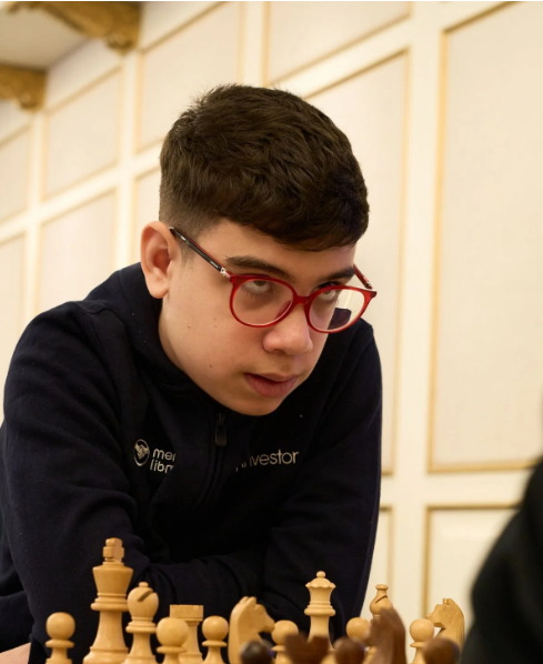 ajedrezCAIchess's tweet photo. Nada mal para empezar la mañana...
en la 4a rueda del #OpenAeroflot, en Moscú @FaustiOro logró tablas con el GM indio Raunak Sadhwani (N°77 del mundo y 6° preclasificado en el torneo)...
#Fausti suma 3 pts y avanza hacia el título de GM
@FIDE_chess @FADAJEDREZARG @ML_Argentina https://t.co/mq3TcGWuOY