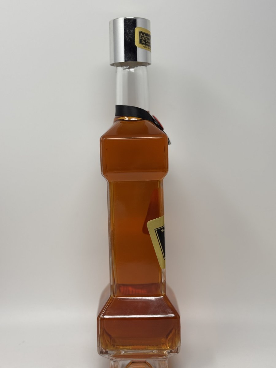 MARINES1911's tweet image. ブレードランナーに登場する“あのボトル”をガラスで再現したプロップレプリカが到着
今手に入るものの中ではほぼ完璧な出来。
ガラスの歪みもなく、実際にウイスキーを入れて注げます
ラベル類は自分で貼る仕様で、これがなかなか緊張…
#ブレードランナー #BladeRunner