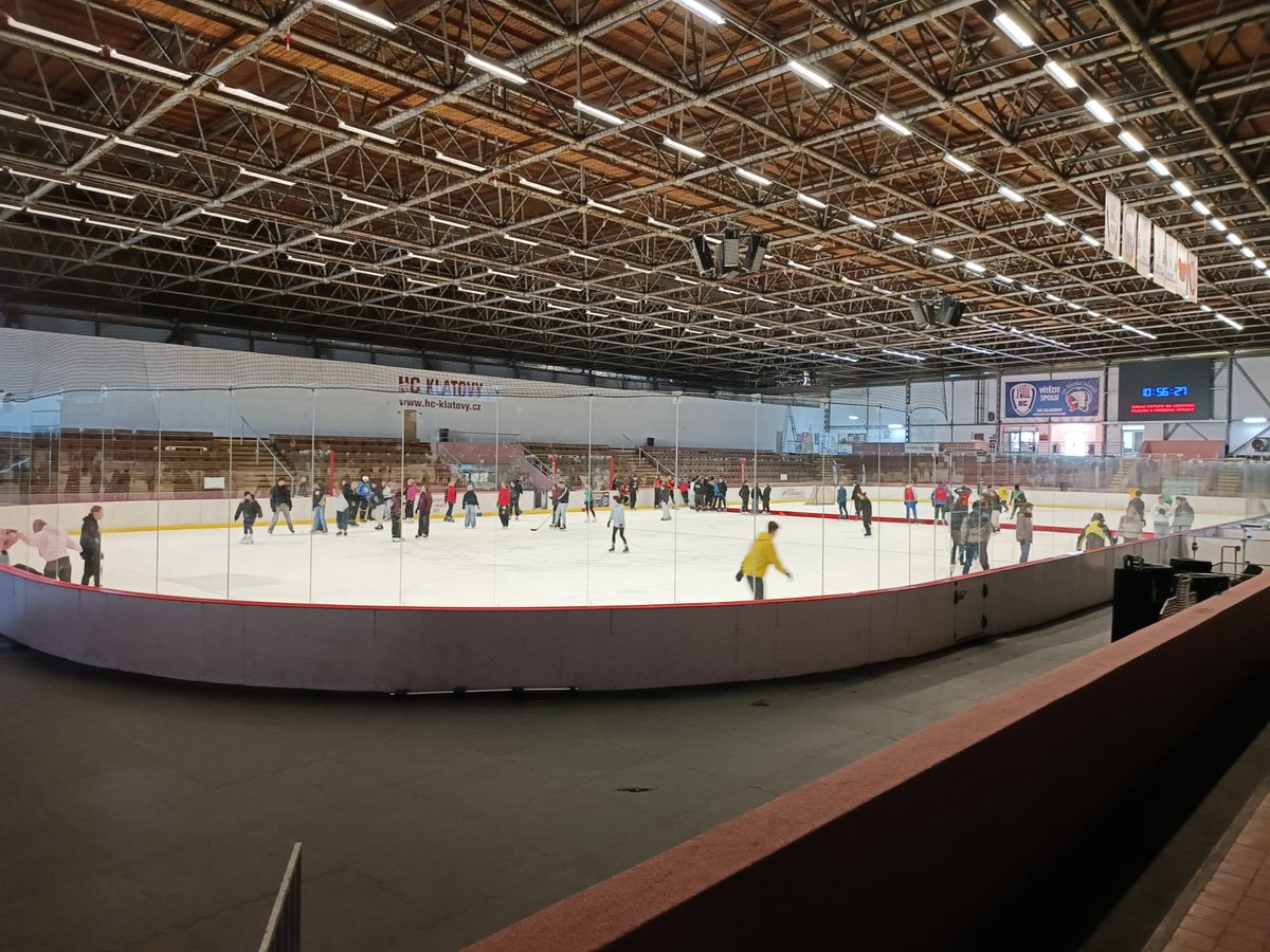 SSZPKlatovy's tweet photo. Střední škola zemědělská a potravinářská v Klatovech uspořádala ve středu 25. února 2026 DEN ZEMĚDĚLKY NA LEDĚ.
Skvělá akce, na které nechyběl hokej, volné bruslení a soutěže.
*****Zemědělka jede***** @sszpklatovy, #sszpklatovy, @zemedelkaklatovy, #zemedelkaklatovy https://t.co/kABXLcbjEV