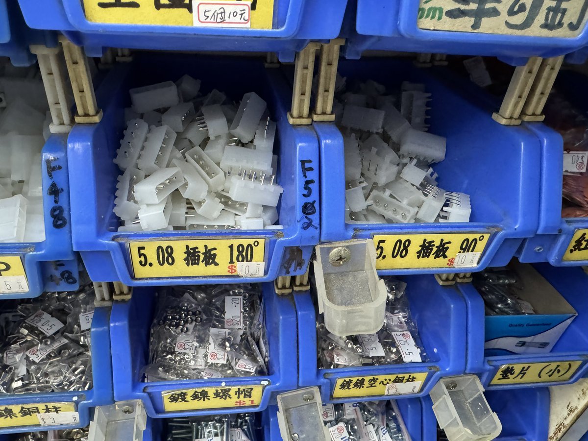 DX4ODP's tweet photo. 台湾には日本じゃもう手に入らない電子部品がたくさん売っていて幸せですね。 https://t.co/5CmceYxE0t