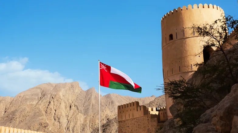 سقوط قتيل وإخلاء طاقم ناقلة نفط بعد هجوم بزورق مسير قبالة سواحل مسقط — تقارير عن إطلاق صواريخ إيرانية وإجراءات إنذار في إسرائيل