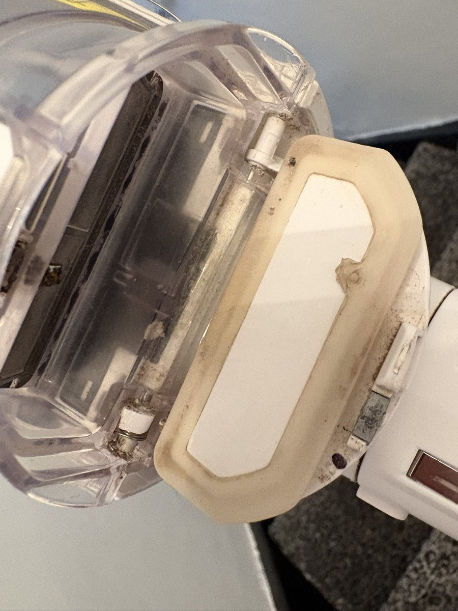 Ycassidy7's tweet photo. @SharkHomeUK hey am wondering if this part can be replaced the hatch part is broken and won’t click back up after emptying other than that loving the hoover https://t.co/J3vP07kigc