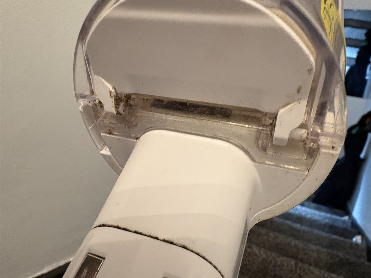 Ycassidy7's tweet photo. @SharkHomeUK hey am wondering if this part can be replaced the hatch part is broken and won’t click back up after emptying other than that loving the hoover https://t.co/J3vP07kigc