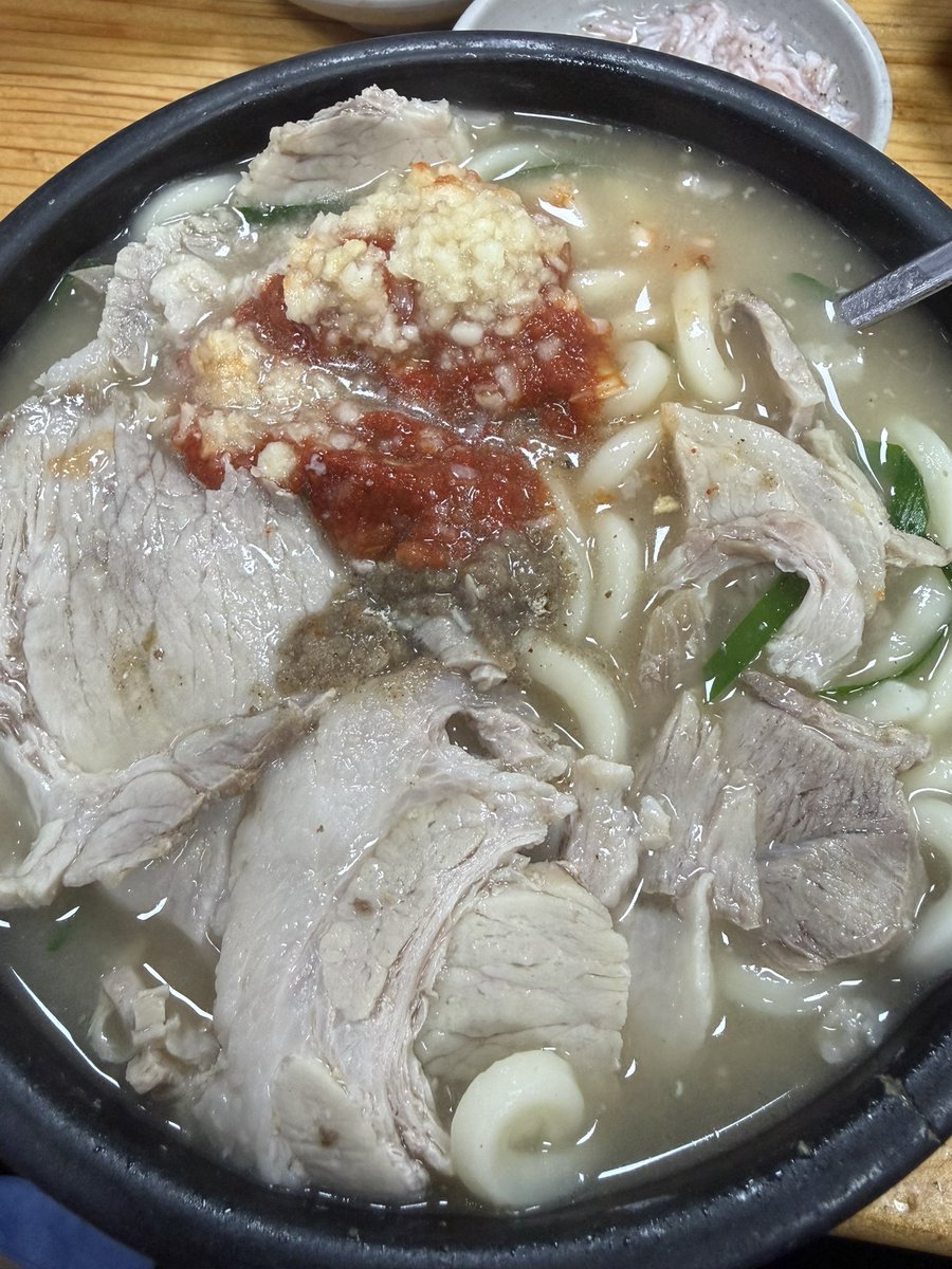 비 오는 날 소울푸드를 먹었다.

오랜만에 먹어도 따뜻하게 반겨주는 든든한 맛.

소울푸드는 배신이 없다.