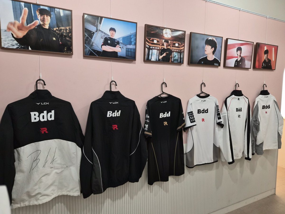 dadakko_orz's tweet photo. 이 날 첫 일정으로 들어가자마자 우와.... 하고 감탄 했습니다🥹 비디디 선수로 가득한 공간에 사진 하나 하나 돌아보며 팬분들의 애정을 느낄 수 있었어요🩷 메인 컬러가 핑크에 포토프레임도 너무 귀여웠어요!! 카페 열어주셔서 정말 감사합니다! ^w^
#우리의빛_Bdd
#ToOurLight_Bdd https://t.co/reJt4SBGdG