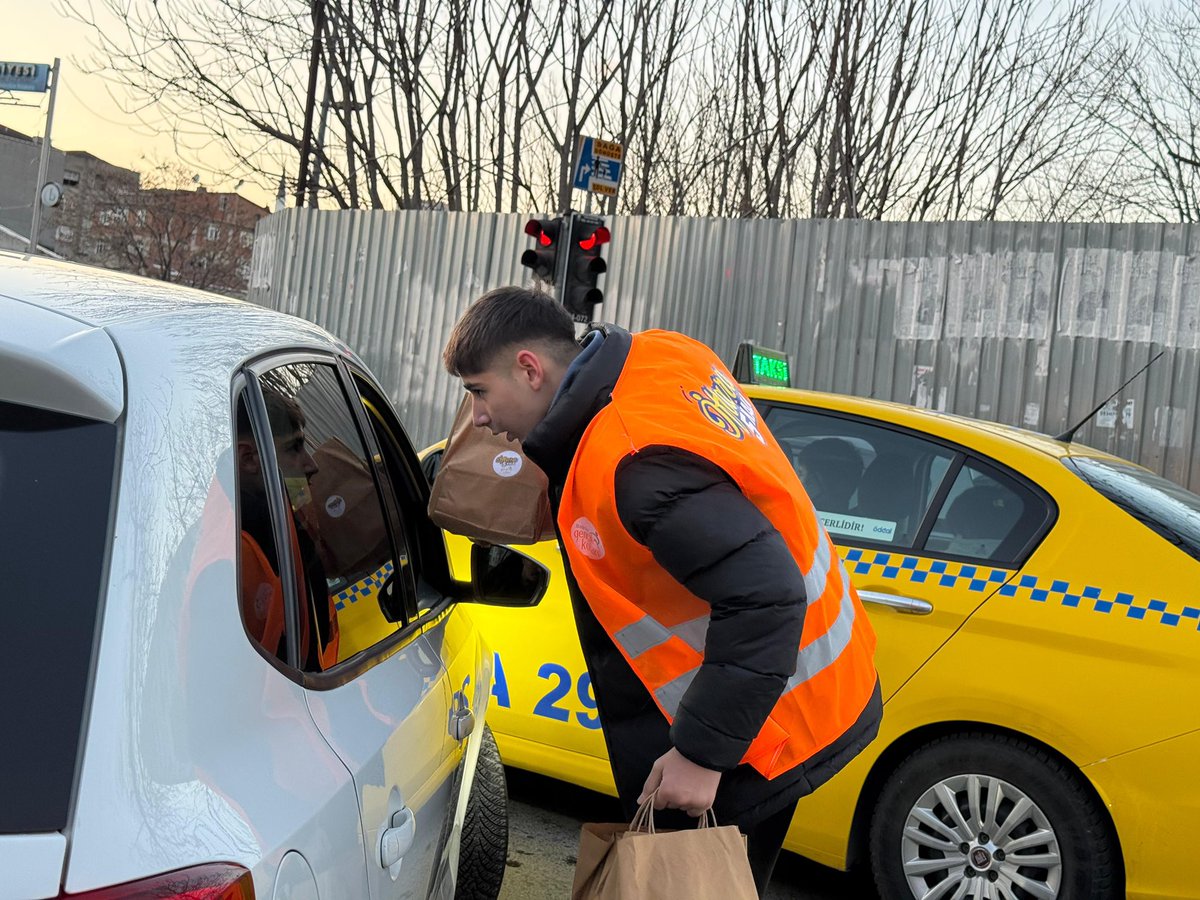 akdemirkapi34's tweet photo. Demirkapı Mahallesi’nde, iftara yetişemeyen kıymetli hemşehrilerimize yönelik anlamlı bir çalışma gerçekleştirdik. İlçe Başkanımız  eşliğinde trafikte olan vatandaşlarımıza iftariyelik ikramında bulunarak Ramazan’ın bereketini ve paylaşma ruhunu hep birlikte yaşadık. https://t.co/PXYGXM6OVA