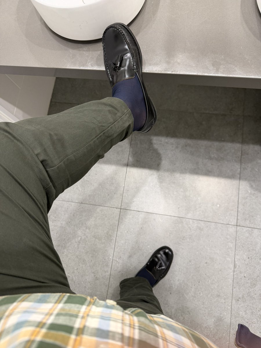 masterzapasbcn's tweet photo. Dia de oficina. Vienes a lamerme las borlas y me los lustras los zapatos. 
#cashmaster https://t.co/zXCTL9AhVO