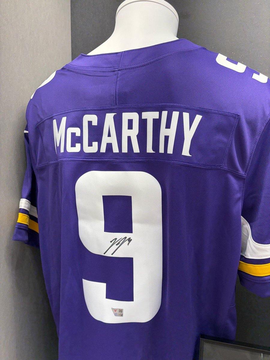 ミネソタ・バイキングス のクォーターバック J.J. McCarthy 選手の直筆
