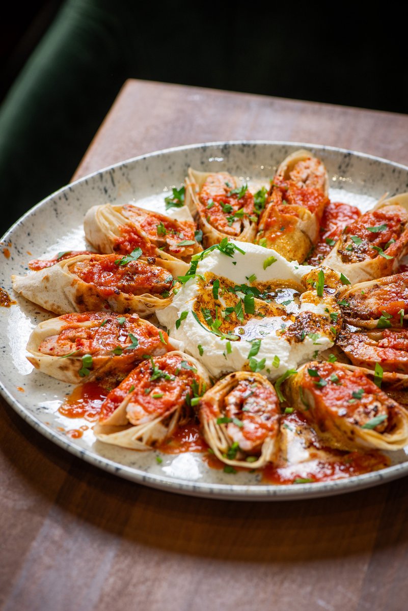 Mila_Loughton's tweet image. Crispy edges, rich flavours, and a creamy centre 🥙🔥
Perfectly spiced bites served with smooth yogurt and a bold sauce that keeps you coming back for more.
#MilaLoughton #MediterraneanFlavours #MadeToShare