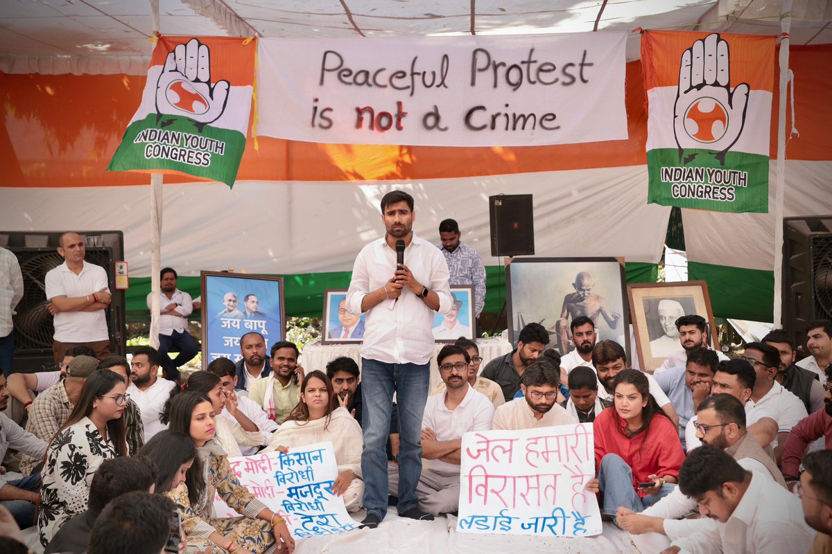 IYC's tweet photo. जब देशहित दांव पर लगे, तो खामोशी नहीं  निर्णायक संघर्ष होता है।

IYC मुख्यालय में चल रहे #NyaySatyagraha में NSUI अध्यक्ष @VinodJakharIN शामिल हुए और इस लड़ाई को और मजबूती दी।

हम साफ कहना चाहते हैं, यह आंदोलन न्याय और जवाबदेही दोनों के लिए है।

सवाल अब भी वही है, ट्रेड डील पर समझौता क्यों किया गया?
देश के हितों से समझौता किस दबाव में हुआ? ✊

#TshirtVsCompromisedPM