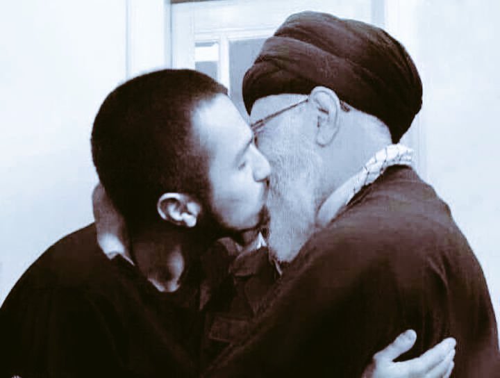 المرحوم كان يحب الغلمان فكافئه الله بغلماناً مخلدون في الجنة