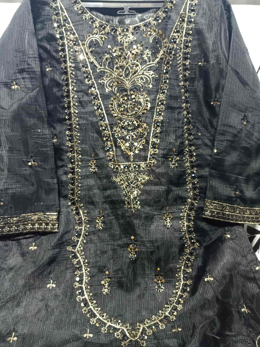 ZARANDAM_'s tweet photo. 🖤 Onyx Gilded Gold: The Black Essential 🖤

Redefine luxury with hand-placed beadwork and gold embroidery on premium Slub fabric. A 3D textured masterpiece for your next formal event. ✨🔱

Shop: https://t.co/TUogHRQ2Yk

#Zarandam #BlackElegance #LuxuryPret https://t.co/uZ3zvkv8mq