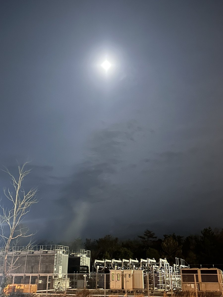 薄雲越しに月が見えてる。 明日も、これぐらいは見えれば良いのにね。