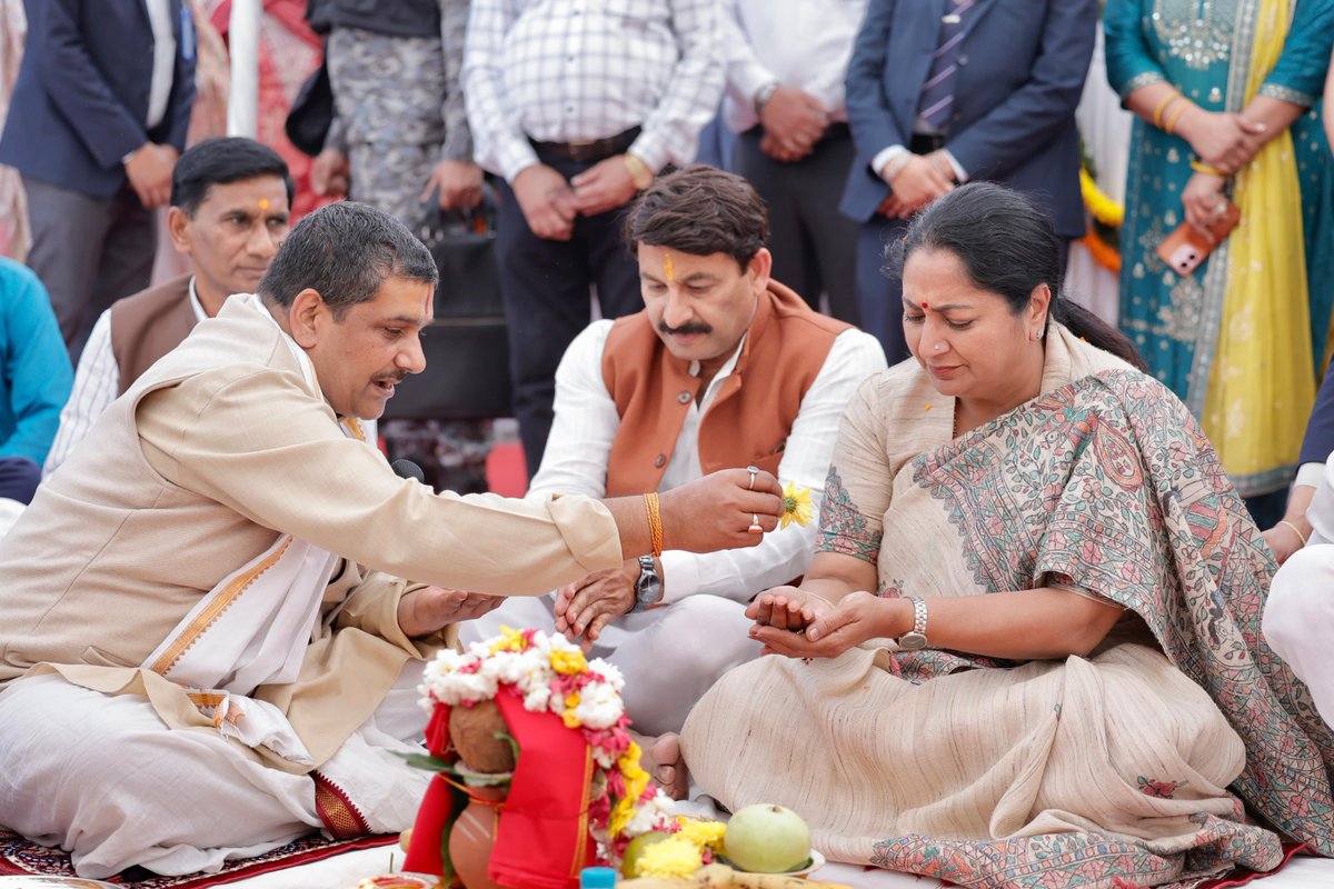gupta_rekha's tweet photo. खजूरी खास में केंद्रीय विद्यालय के अस्थायी परिसर का उद्घाटन और स्थायी भवन का भूमि पूजन किया।

राजधानी के केंद्रीय विद्यालय गुणवत्तापूर्ण शिक्षा सुनिश्चित कर रहे हैं और यह नया परिसर इस दिशा में एक अहम कदम है।

माननीय प्रधानमंत्री श्री @narendramodi जी के मार्गदर्शन और केंद्रीय शिक्षा मंत्री श्री धर्मेंद्र प्रधान जी के सहयोग से दिल्ली की शिक्षा व्यवस्था आधुनिक और तकनीक आधारित बन रही है। निजी स्कूलों की मनमानी फीस पर रोक लगाई गई है और सरकारी स्कूलों को CM SHRI प्रोजेक्ट-NEEV जैसे कार्यक्रमों से उन्नत किया जा रहा है ताकि हर बच्चे को समान और बेहतर अवसर मिले।

केंद्रीय विद्यालय परिवार को इस पहल के लिए साधुवाद।

इस अवसर पर सांसद श्री मनोज तिवारी जी, कैबिनेट सहयोगी श्री आशीष सूद जी, श्री कपिल मिश्रा जी, विधायक श्री अजय महावर जी सहित अन्य गणमान्यजन उपस्थित रहे।

@dpradhanbjp 
@ManojTiwariMP 
@ashishsood_bjp 
@KapilMishra_IND 
@AjayMahawarBJP 

#ViksitDelhi 
#CMShriSchools