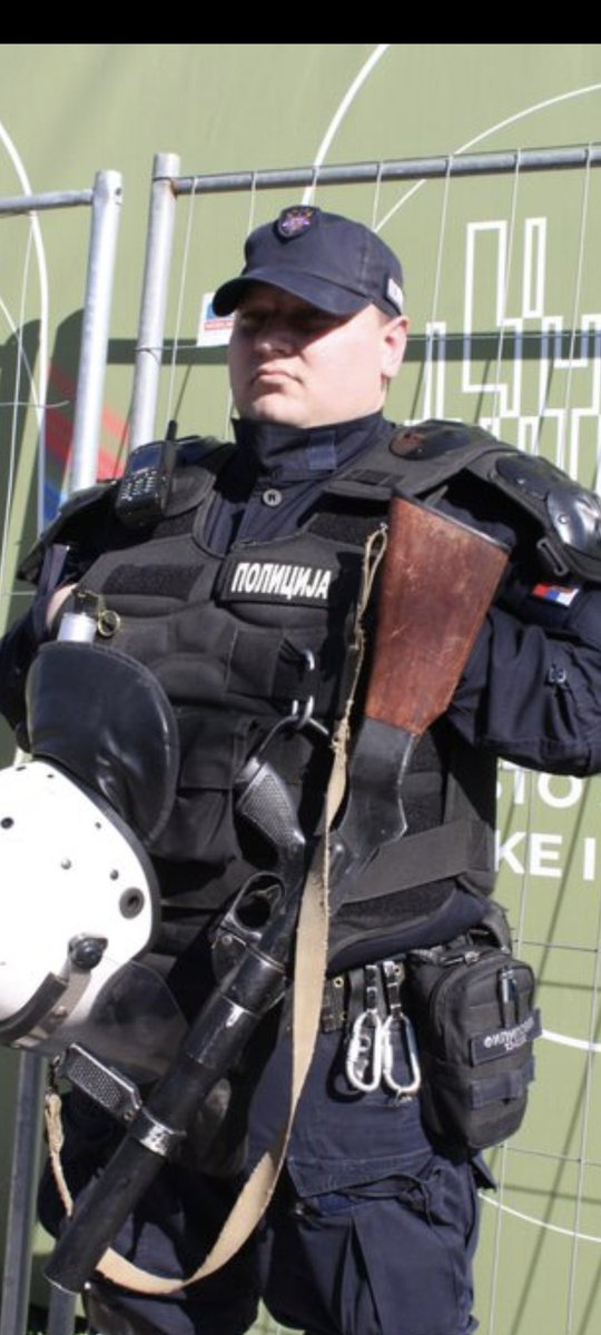 Ne nije krenuo na Kosovo nije ni i borbu.
Krenuo je da bije,lomi i zavrće ruke pune žuljeva naših poljoprivrednika.
Mavro pandurska