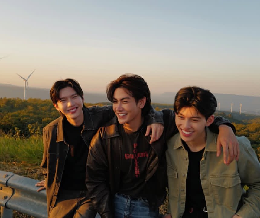 tya101213's tweet photo. @jasperfourever Joong when syuting idol energy with aou and pond

#Joonday 
#joon https://t.co/7AnFZRzFYV