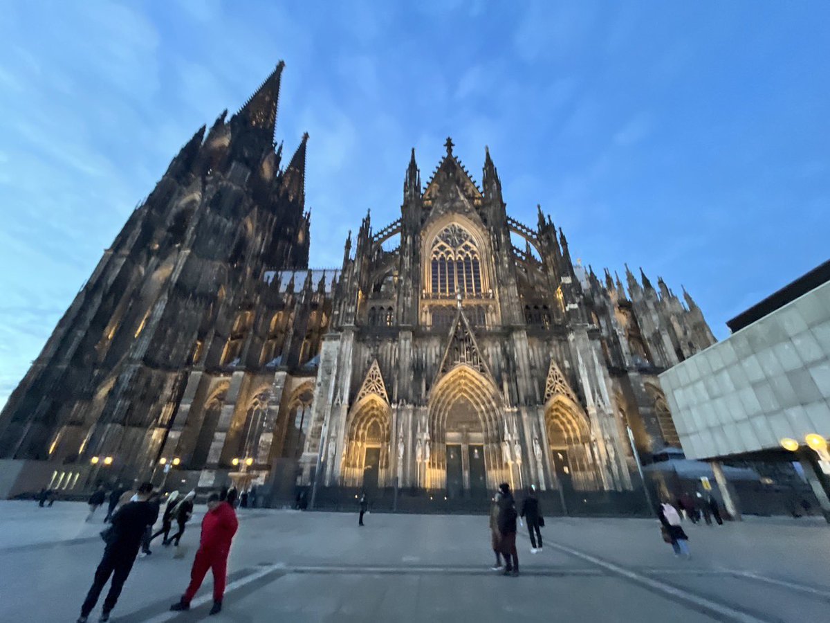 【GSBC 3日目🇩🇪】

3日目はオフ日！
アーヘン大聖堂やケルン大聖堂を訪れました🕊️単なる観光地ではなく、ヨーロッパの歴史そのものを体感できる場所でした📖

#アーヘン大聖堂 
#ケルン大聖堂 
#明治安田協賛講座 

※スポーツビジネスプログラムは2026年度以降、募集はありません。