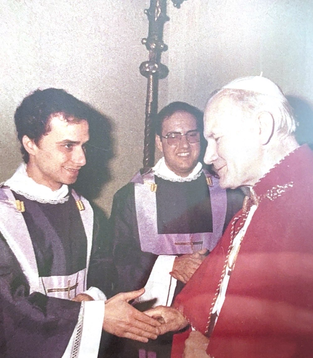 Petite pépite d’une de mes patientes, on y voit le pape <a href="/jeanpaul2/">jean shaw</a>  et le pape actuel <a href="/Pontifex_fr/">Pape Léon XIV</a> @pontifex jeune
#paix #pape 🙏