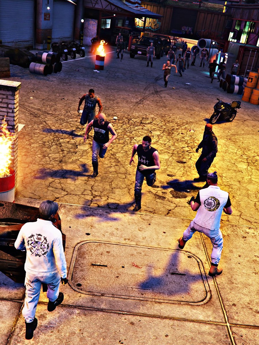 ♛𝓑𝓪𝓻𝓷𝓮𝔂♛ ☬九尾𝘾𝙍𝙀𝙒☬ tweet media